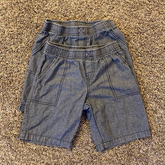 Set of 2, Carters, boys shorts, size 5T - Picture 1 of 4